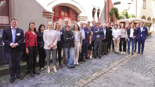 Dis-/Agree; Gruppenfoto Gruppenfoto vor dem Veranstaltungsraum